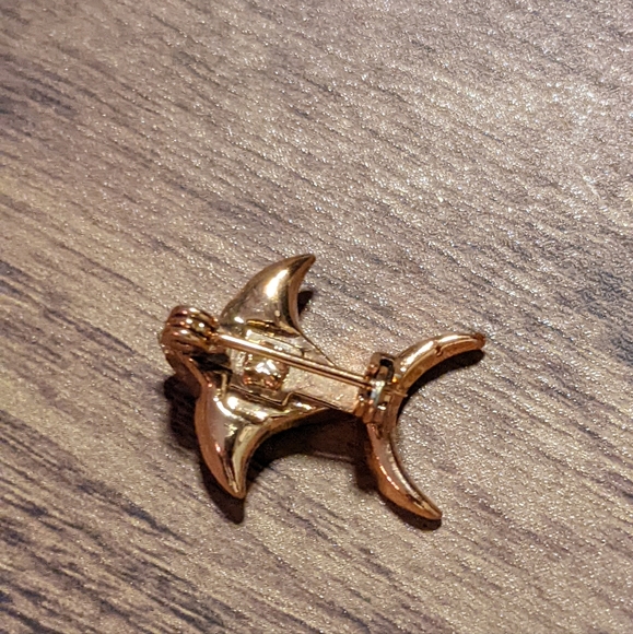 5/$20 small rose gold tone fish brooch - Picture 3 of 3